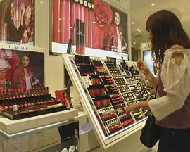 纪实72小时 百货店化妆品楼层的女性们